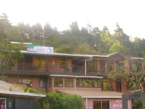 tucked up on the hill, Cabinas Eddy